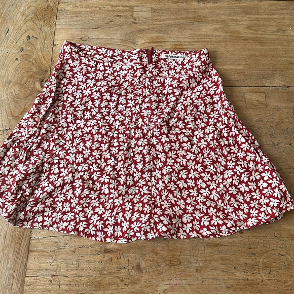 Reformation Floral Print Flounce Miniskirt – Size 0 – Grenadine Red – 90s Vibes - Picture 4 of 9